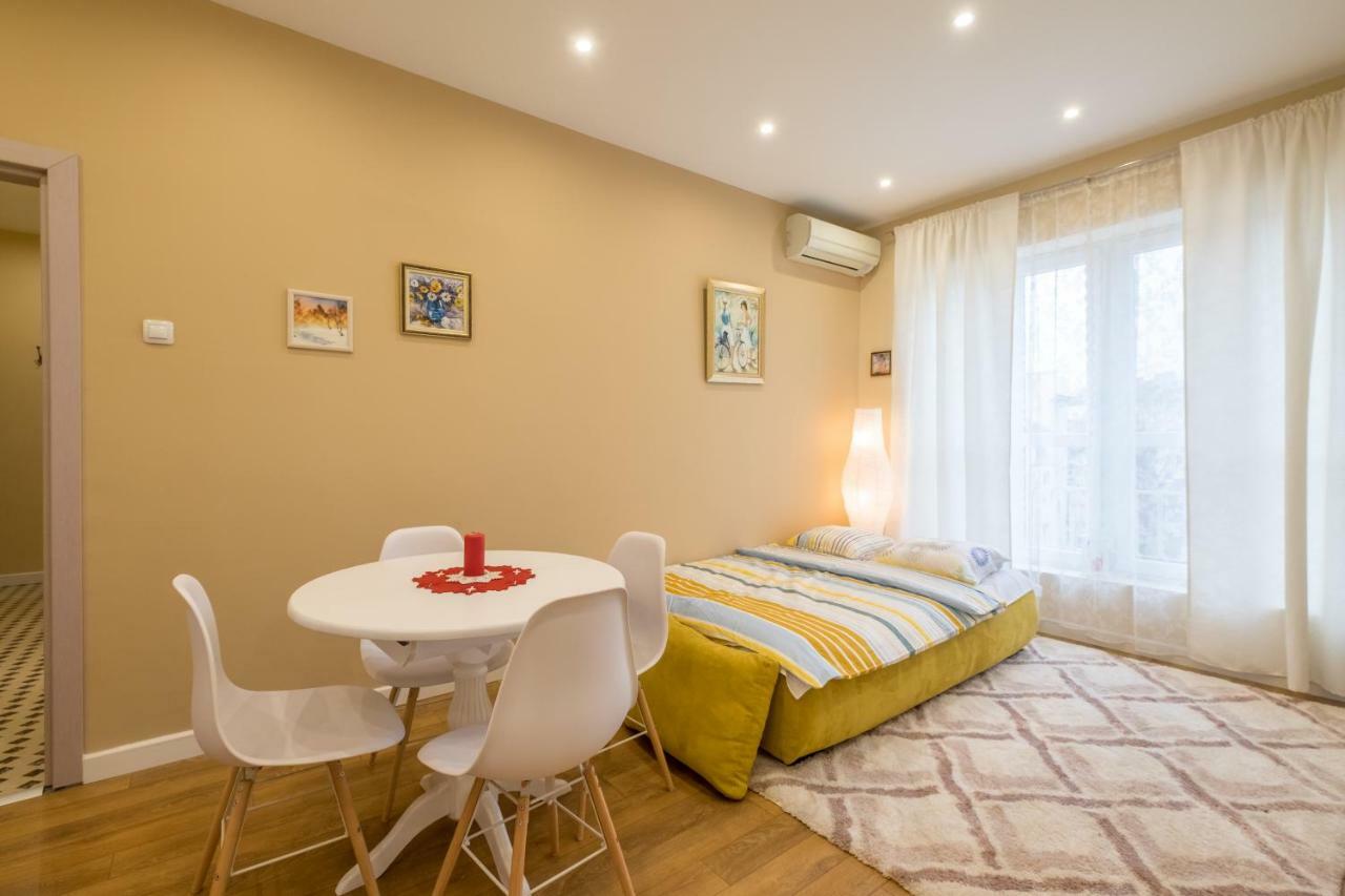 Modern 2 Bedroom Apartment Next To Vitosha Str. Sofia Exteriör bild